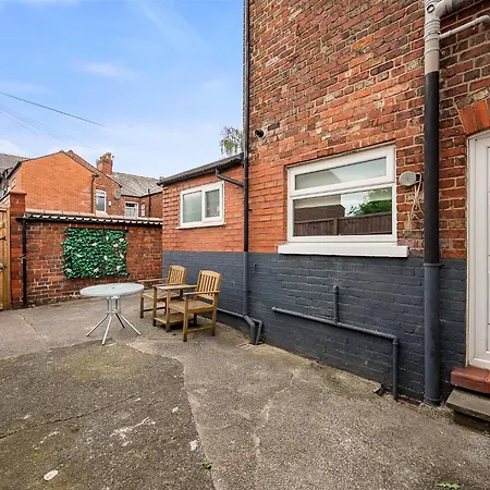Pass The Keys 3-bed In Lively Levenshulme Village - Sleeps 5, Ideal For Families & Groups Дом отдыха Манчестер