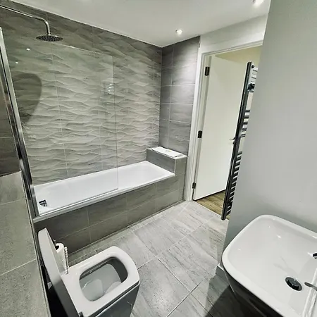 Conveniently Located One Bed In Old Trafford Appartement *