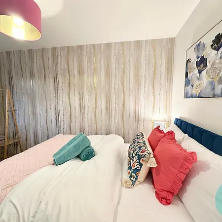 Charming 2br Swinton House -close To Center 아파트 맨체스터
