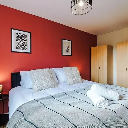 Modern 2br Near Centre - Free Parking Garage דירה *