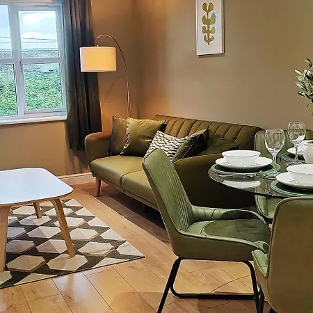 Sophisticated Two Bedroom With Parking Apartment Manchester