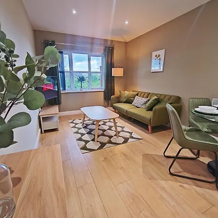 Sophisticated Two Bedroom With Parking *