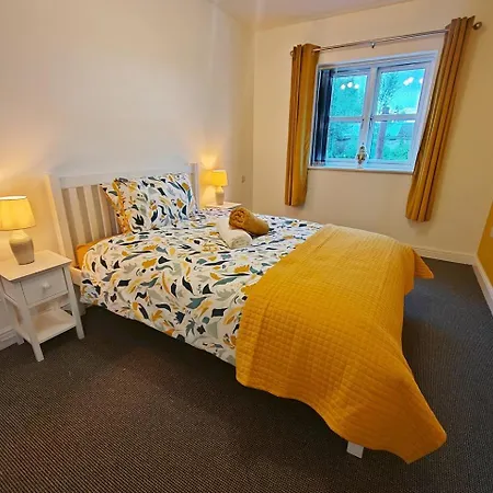 Sophisticated Two Bedroom With Parking *