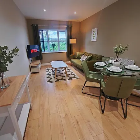 Sophisticated Two Bedroom With Parking Manchester