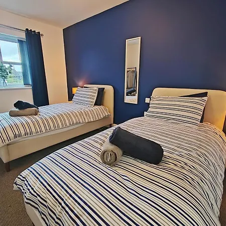 Sophisticated Two Bedroom With Parking Apartment Manchester