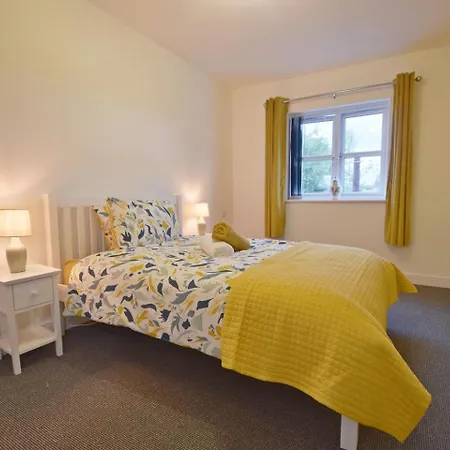Sophisticated Two Bedroom With Parking *