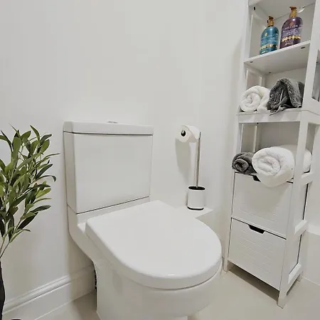 Sophisticated Two Bedroom With Parking Manchester