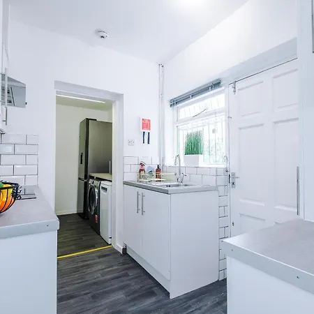New! Very Spacious 3-bed In By 53 Degrees Property, Ideal For Groups, Free Parking! בית נופש *