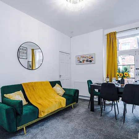 New! Very Spacious 3-bed In By 53 Degrees Property, Ideal For Groups, Free Parking! בית נופש מנצ'סטר