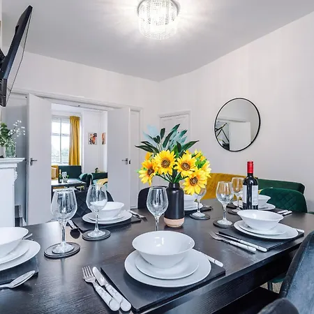 New! Very Spacious 3-bed In By 53 Degrees Property, Ideal For Groups, Free Parking! בית נופש *