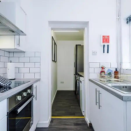 New! Very Spacious 3-bed In By 53 Degrees Property, Ideal For Groups, Free Parking! בית נופש