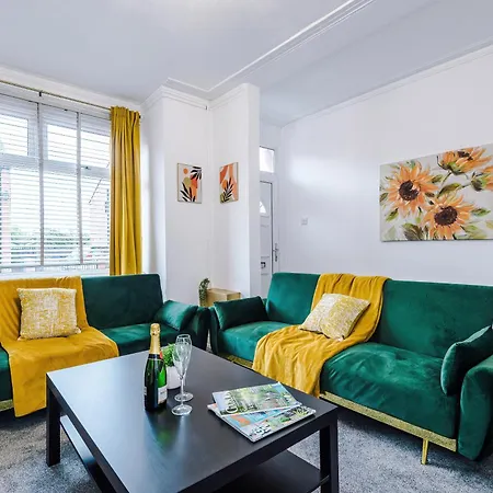 New! Very Spacious 3-bed In By 53 Degrees Property, Ideal For Groups, Free Parking! Nyaraló Manchester