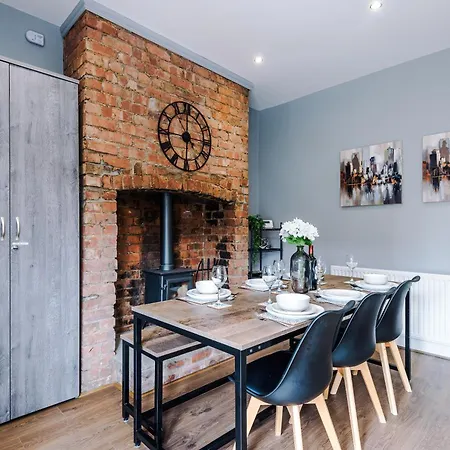 別荘 New! 3-bed Spacious In By 53 Degrees Property, Ideal For Groups, Free Parking! マンチェスター