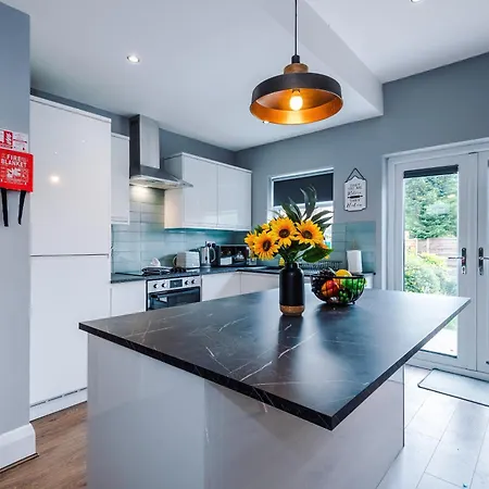New! 3-bed Spacious In By 53 Degrees Property, Ideal For Groups, Free Parking!