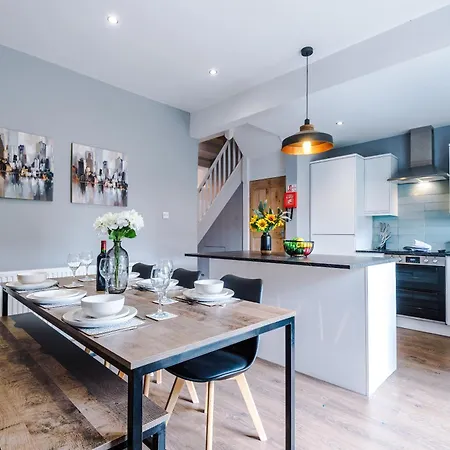 New! 3-bed Spacious In By 53 Degrees Property, Ideal For Groups, Free Parking!