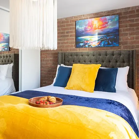 Apartmán 2 Bedroom City Centre Penthouse With Balcony *