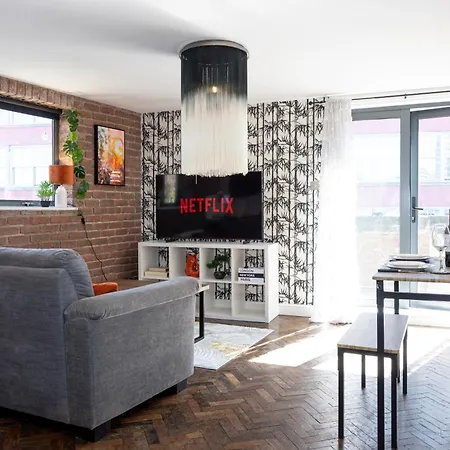 2 Bedroom City Centre Penthouse With Balcony Apartmán