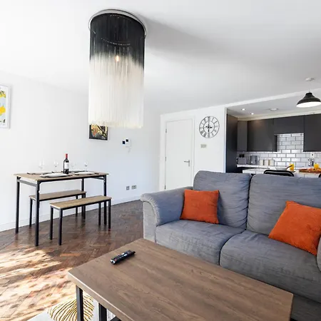 Apartmán 2 Bedroom City Centre Penthouse With Balcony *