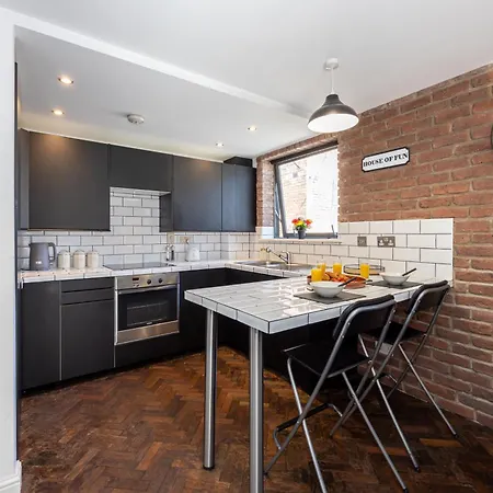 2 Bedroom City Centre Penthouse With Balcony * 맨체스터