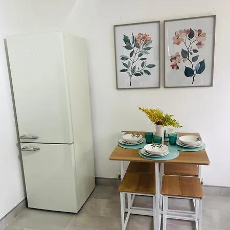 Entire Two Bed House With Gated Off Street Parking Apartment *