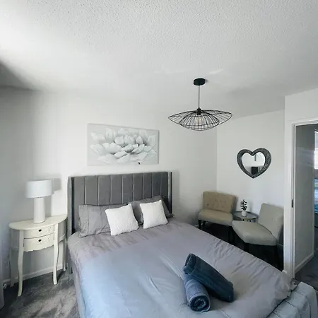 Apartment Entire Two Bed House With Gated Off Street Parking *