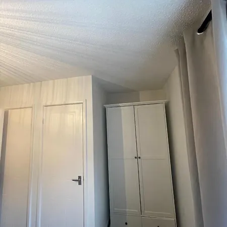 Apartment Entire Two Bed House With Gated Off Street Parking