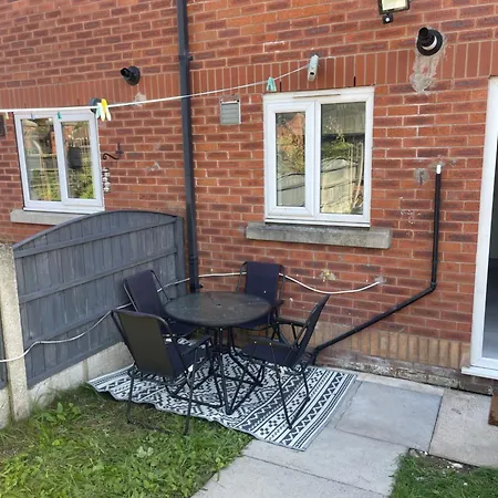 Entire Two Bed House With Gated Off Street Parking Manchester