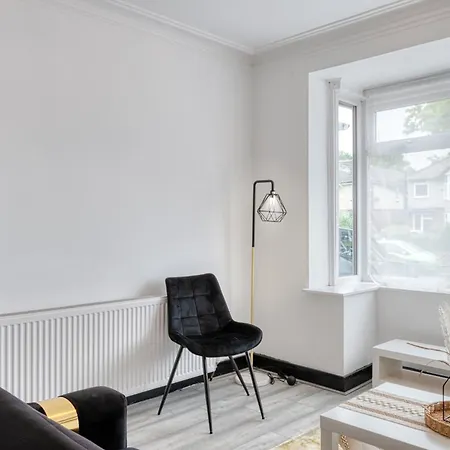 Contractors & Relocation Haven, 3bd House, Secure Off-site Parking & Office Space * 曼彻斯特