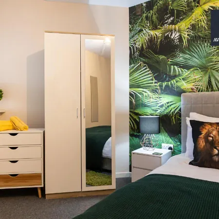 Stylish One Bedroom By Av Hughes Short Lets & Serviced With Free Parking & Wi-fi *