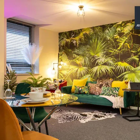 Stylish One Bedroom By Av Hughes Short Lets & Serviced With Free Parking & Wi-fi Apartment *