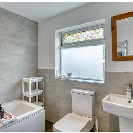 Contractors & Relocation Haven, 3bd House, Secure Off-site Parking & Office Space *