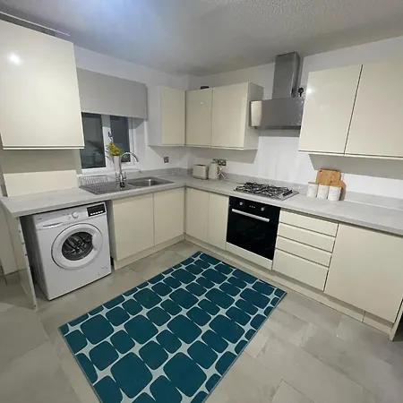 Entire Two Bed House With Gated Off Street Parking Apartment Manchester