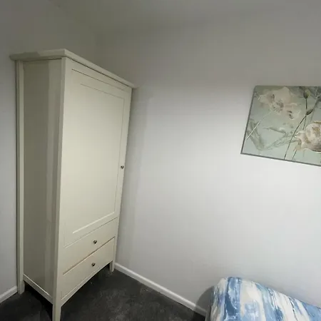 Entire Two Bed House With Gated Off Street Parking Apartment *
