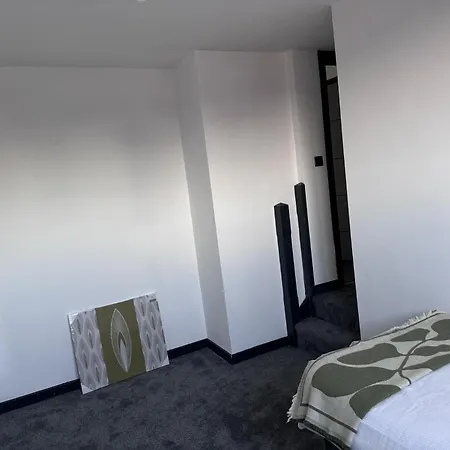 Sleeps 5 With Parking Manchester