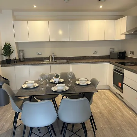 Luxury Retreat 3 Bedroom Apartment *