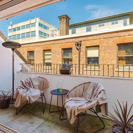 Incredible 3bed Townhouse, Rooftop Patio, Sleeps 6 شقة