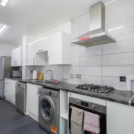 Spacious And Modern Townhouse In Old Trafford * Manchester