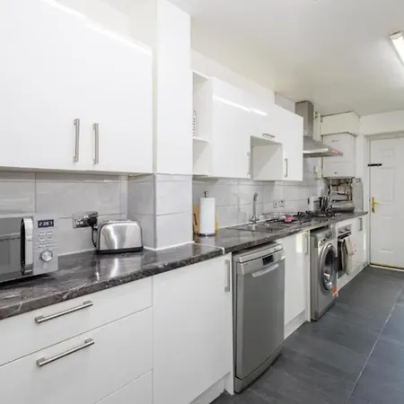 Spacious And Modern Townhouse In Old Trafford *