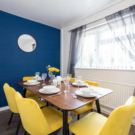 Spacious And Modern Townhouse In Old Trafford * Manchester