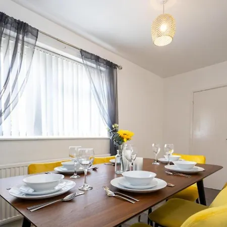 Spacious And Modern Townhouse In Old Trafford Prázdninový dům *