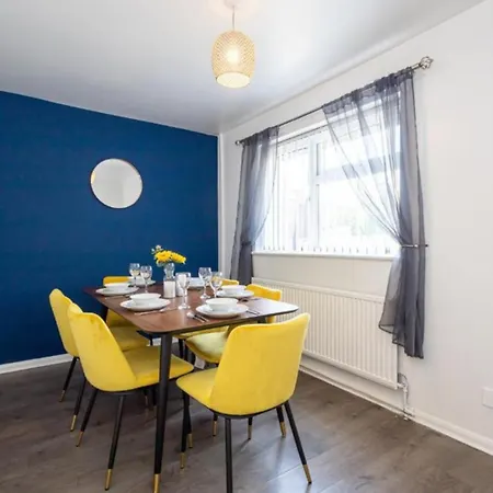 Hébergement de vacances Spacious And Modern Townhouse In Old Trafford Manchester