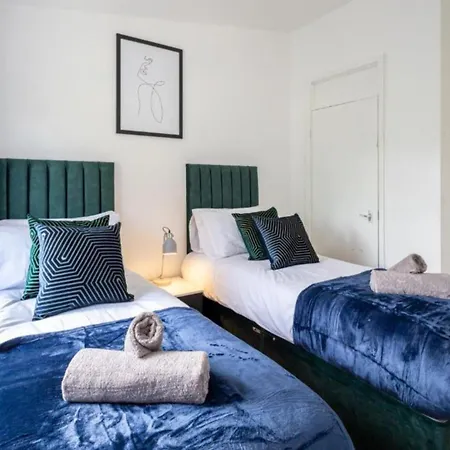 Spacious And Modern Townhouse In Old Trafford Hébergement de vacances Manchester