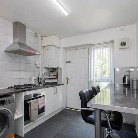 Spacious And Modern Townhouse In Old Trafford Manchester