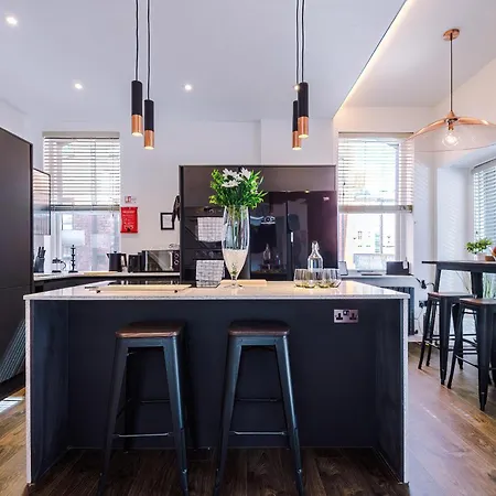 Incredible 3bed Townhouse, Rooftop Patio, Sleeps 6 *