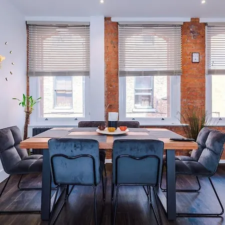 Incredible 3bed Townhouse, Rooftop Patio, Sleeps 6 Apartment