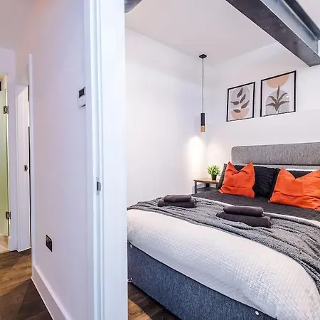 Incredible 3bed Townhouse, Rooftop Patio, Sleeps 6 *