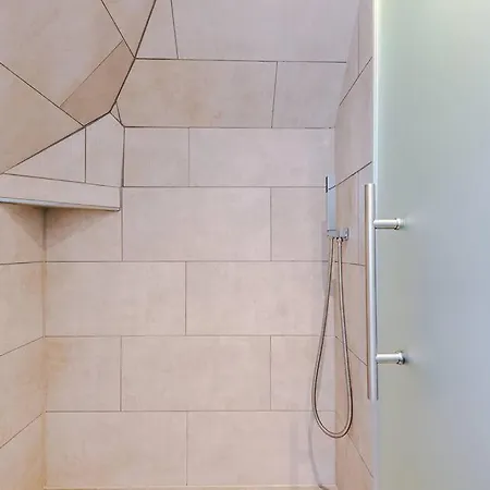 Incredible 3bed Townhouse, Rooftop Patio, Sleeps 6 شقة *