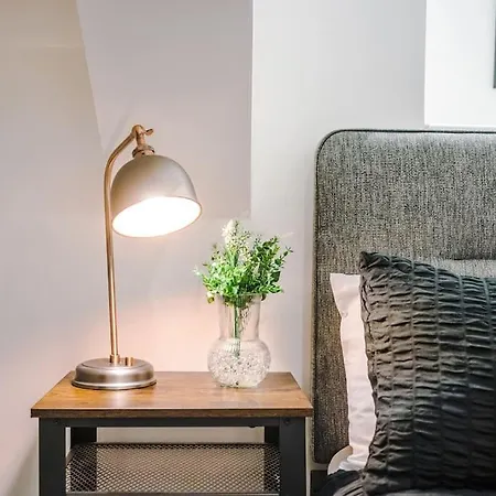 Incredible 3bed Townhouse, Rooftop Patio, Sleeps 6 شقة *