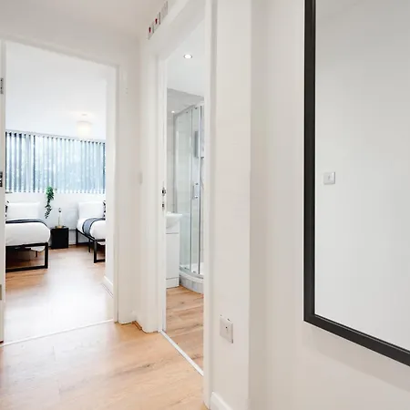 Sophisticated & Stylish Flat Near Airport - Sleeps 9 Apartment