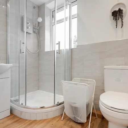 شقة Sophisticated & Stylish Flat Near Airport - Sleeps 9 مانشستر